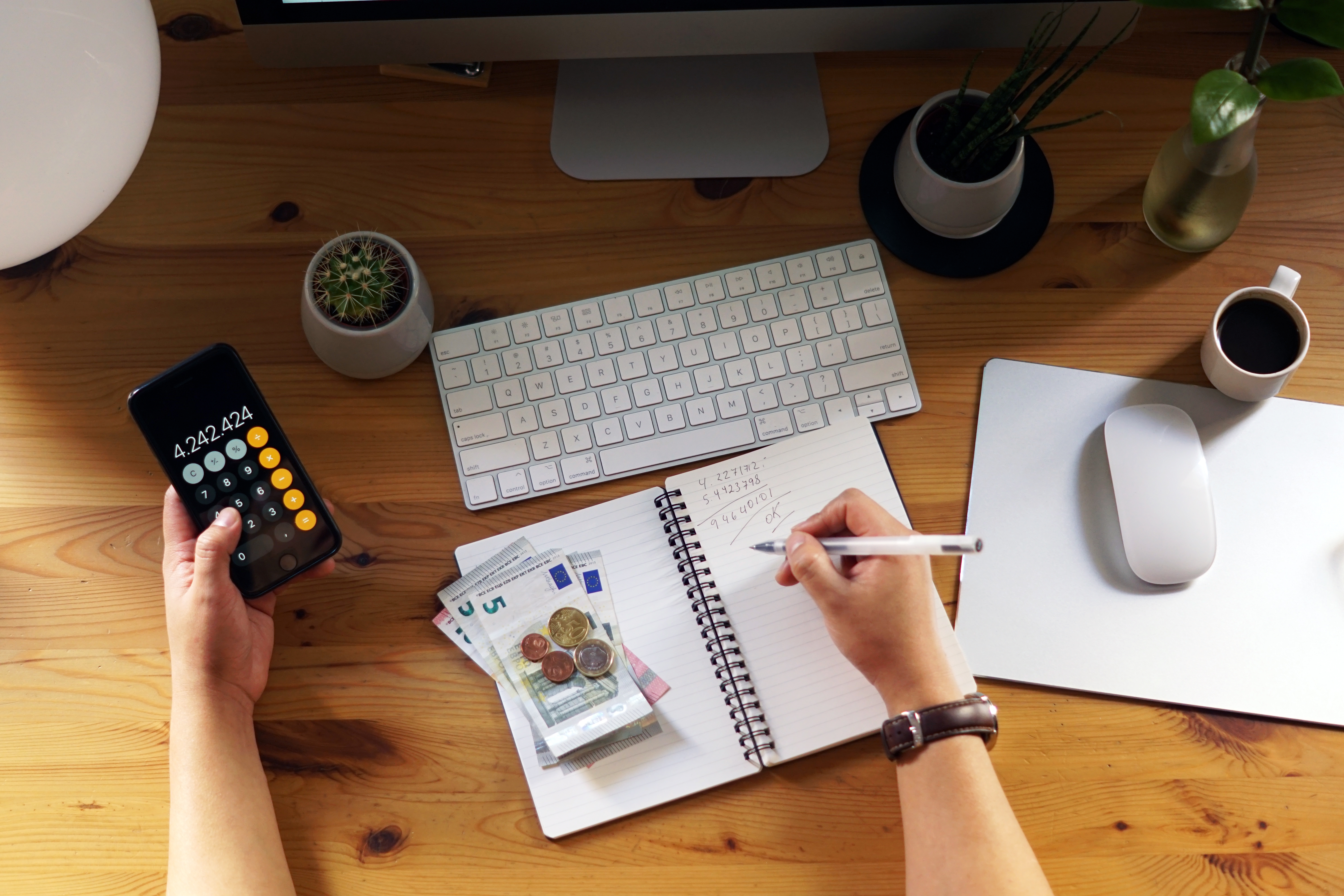 Bureau de gestion de paie avec ordinateur, documents et calculatrice
